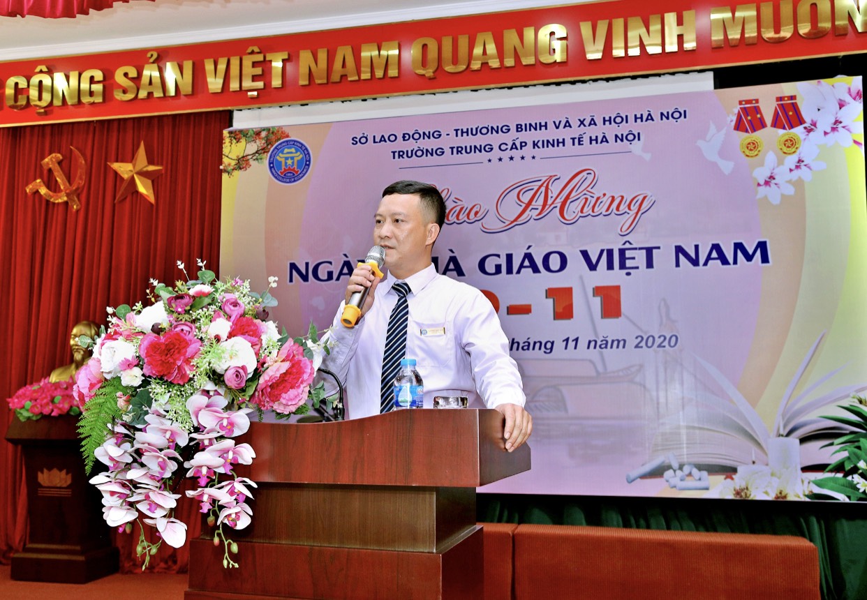 Thầy Lương Như Anh - Bí thư chi bộ - Hiệu trưởng nhà trường phát biểu tại buổi lễ