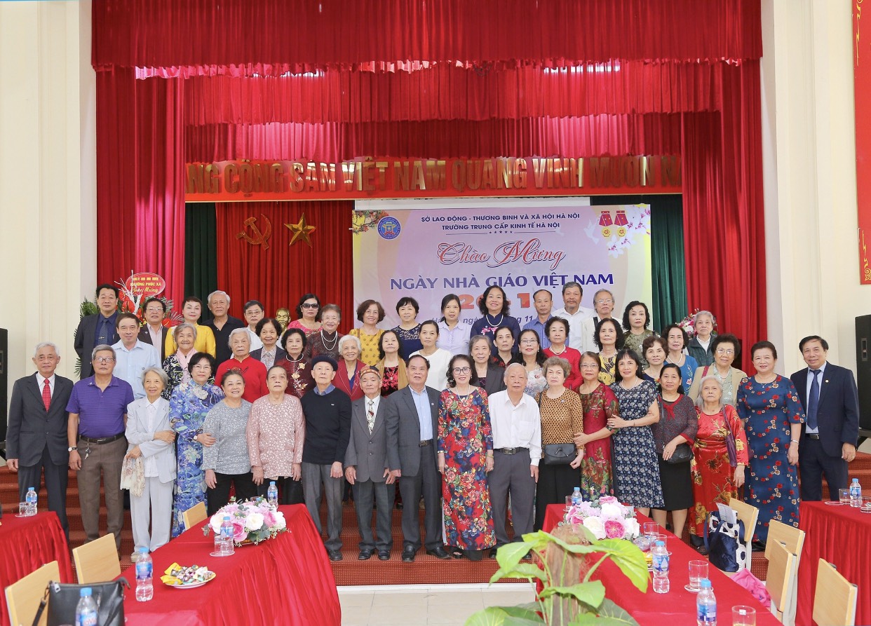 Các thế hệ cán bộ, giáo viên, nhân viên cho sự hình thành, xây dựng và phát triển suốt 56 năm qua của nhà trường