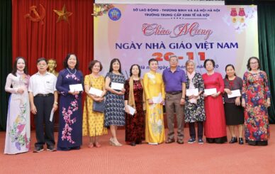 Thầy Lương Như Anh - Bí thư chi bộ - Hiệu trưởng nhà trường đã tri ân những đóng góp vô cùng quý báu của các thế hệ cán bộ, giáo viên, nhân viên