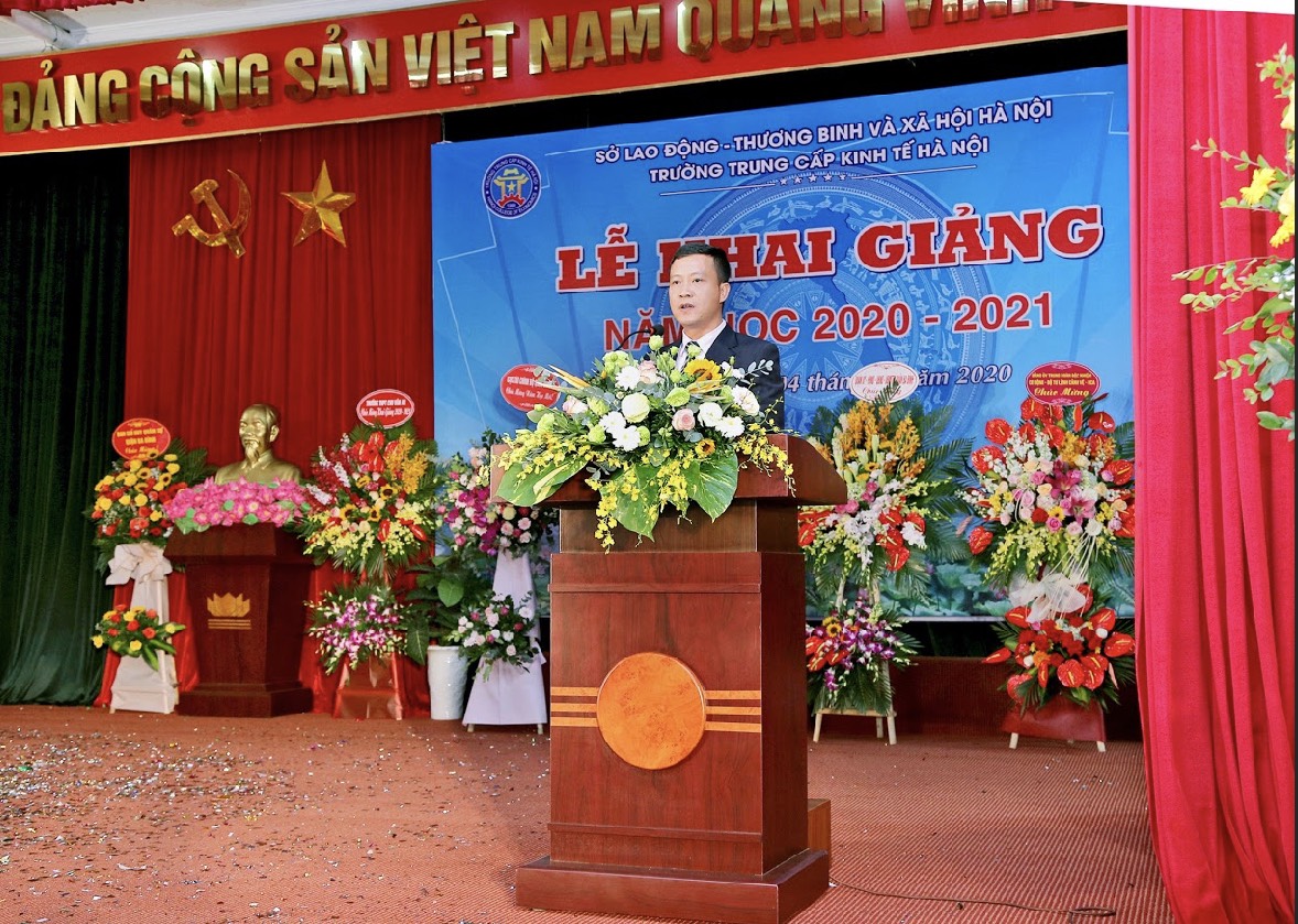 Thầy giáo Lương Như Anh - Bí thư chi bộ - Hiệu trưởng nhà trường lên đọc diễn văn khai giảng năm học mới 2020 - 2021